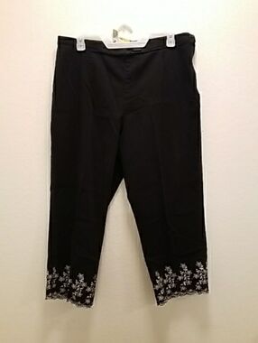 Black Embroidered Hem Cropped Women's Shorts